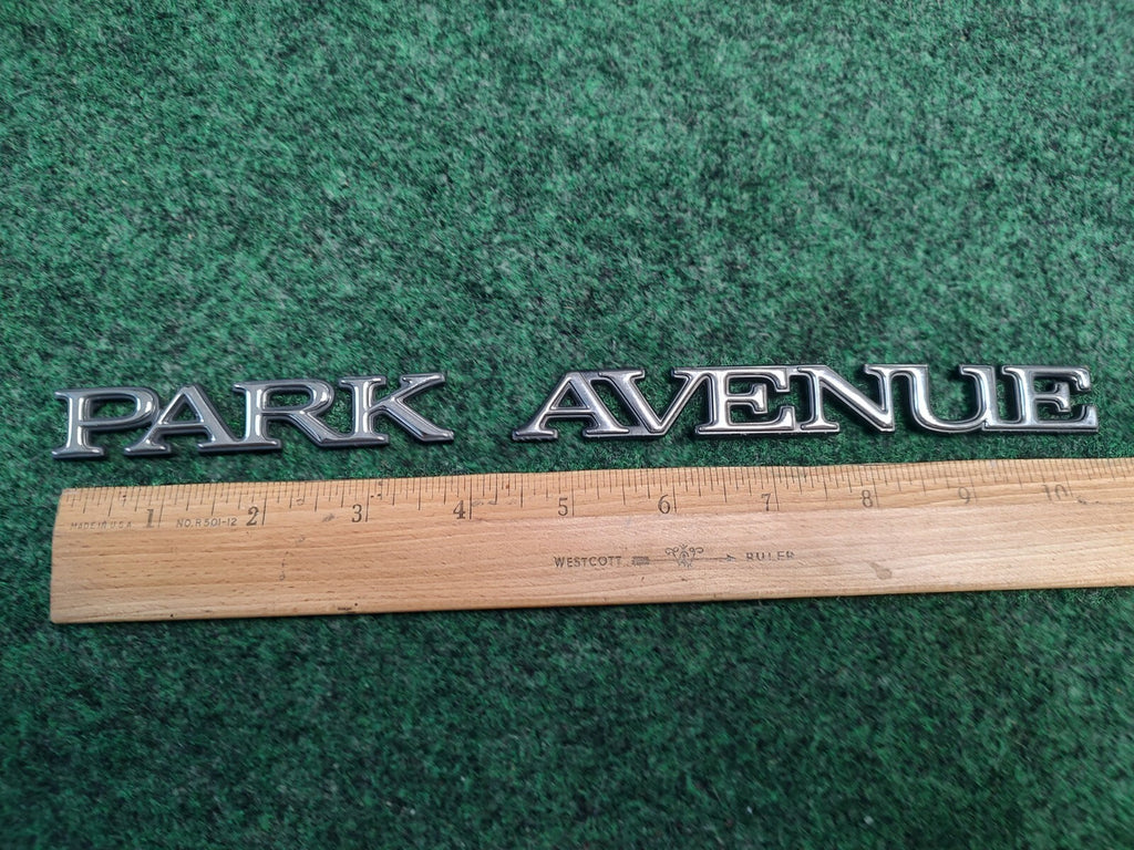 BUICK PARK AVENUE SIDE EMBLEM LOGO BADGE SYMBOL NAME PLATE BADGE USED 4S3