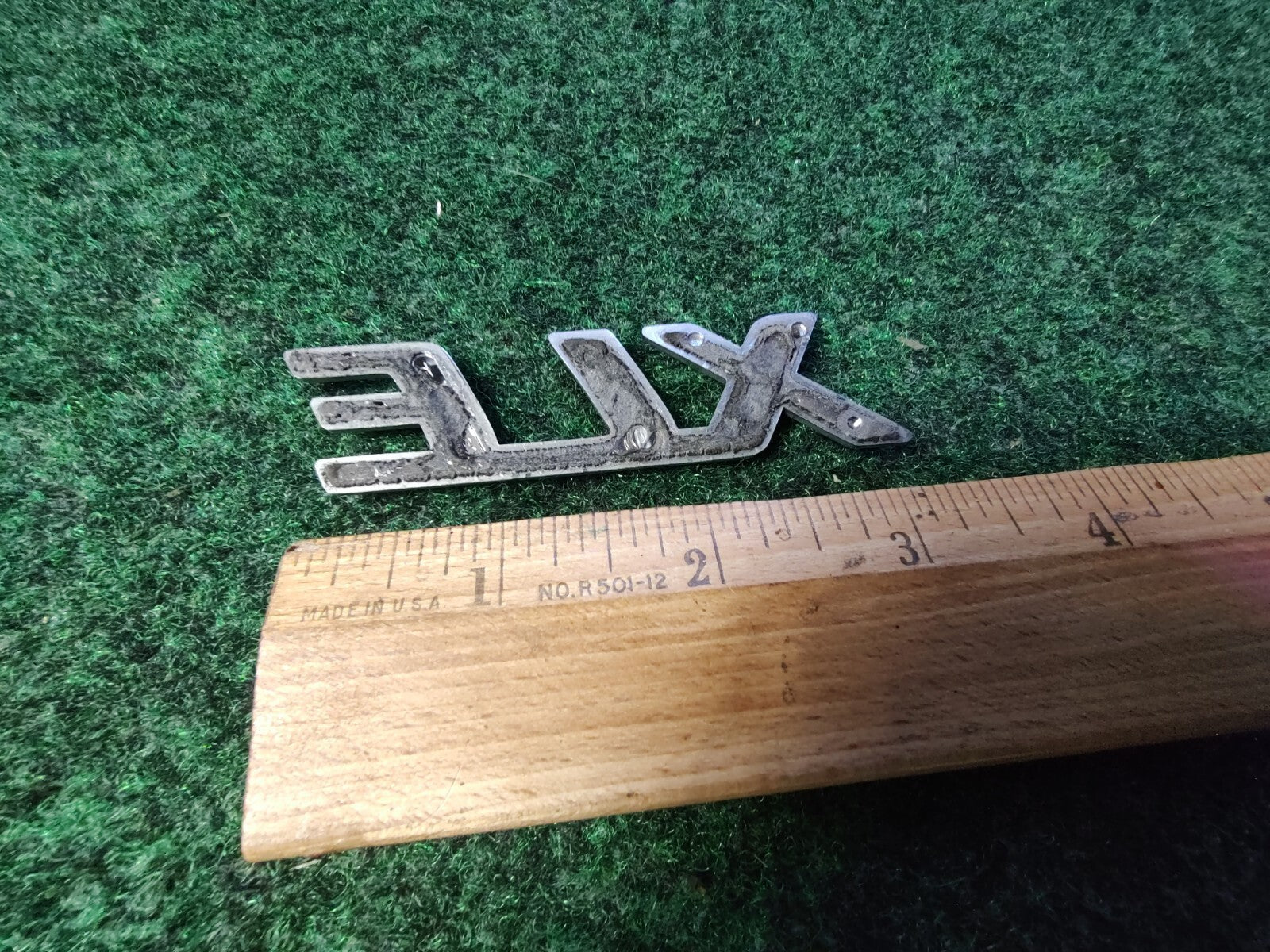 98 99 00 01 02 03 04 05 06 TOYOTA SIENNA XLE REAR EMBLEM LOGO BADGE USED OEM 6S4