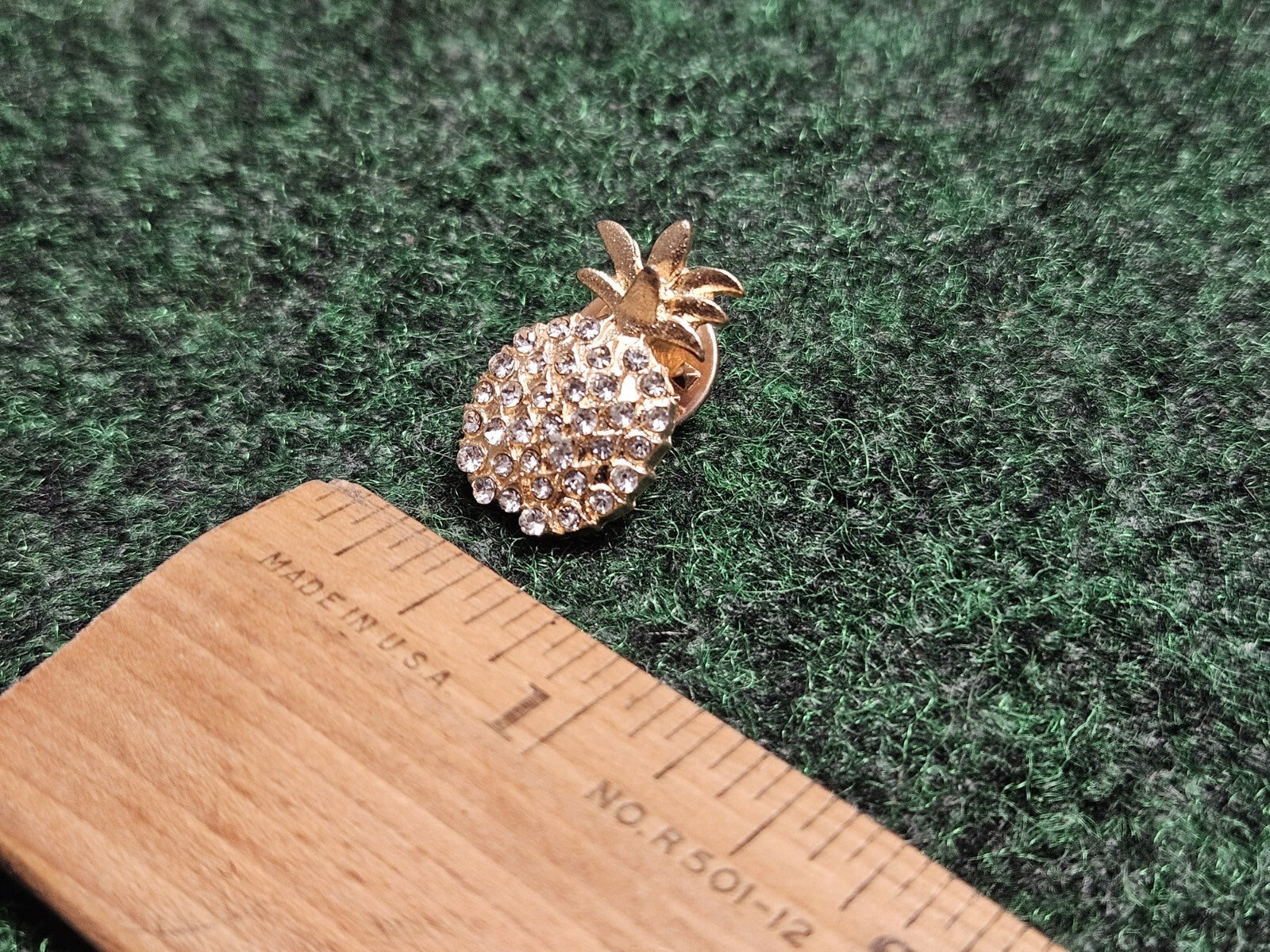 VINTAGE BROOCH GOLD TONE PIN RHINESTONE PINEAPPLE