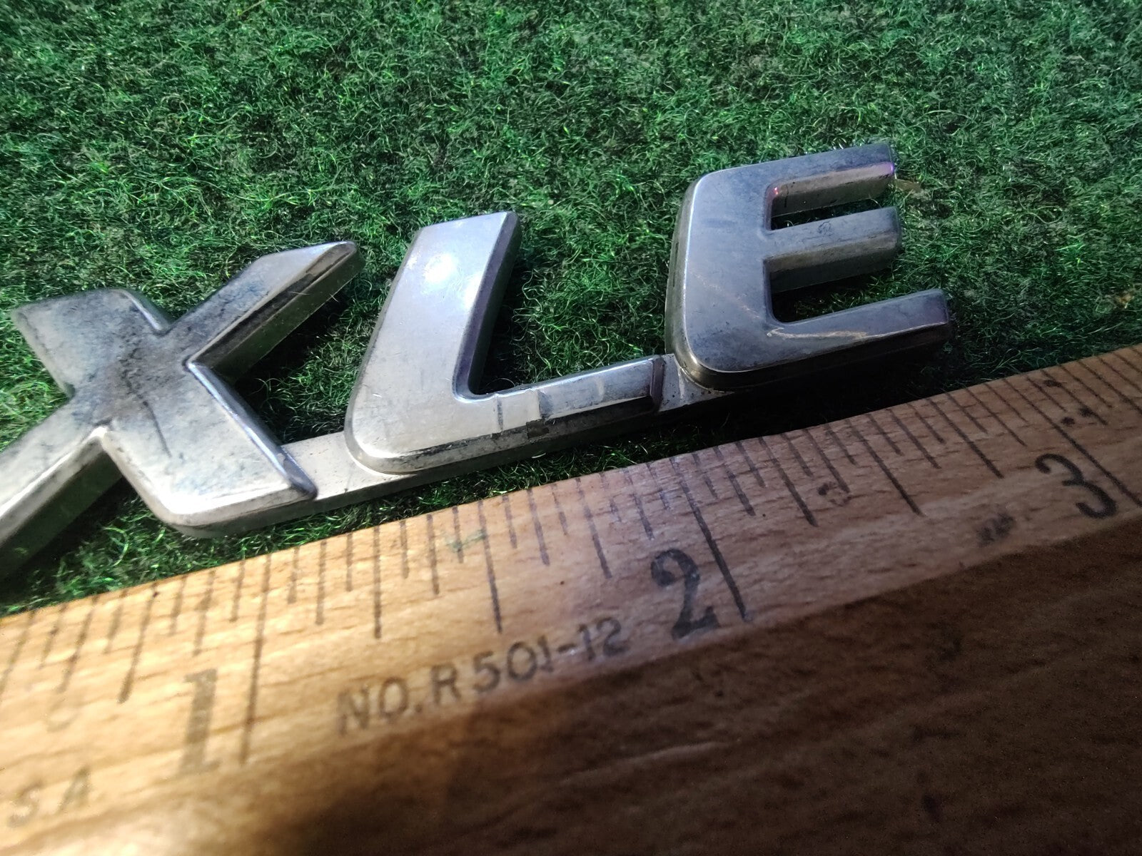 98 99 00 01 02 03 04 05 06 TOYOTA SIENNA XLE REAR EMBLEM LOGO BADGE USED OEM 6S4
