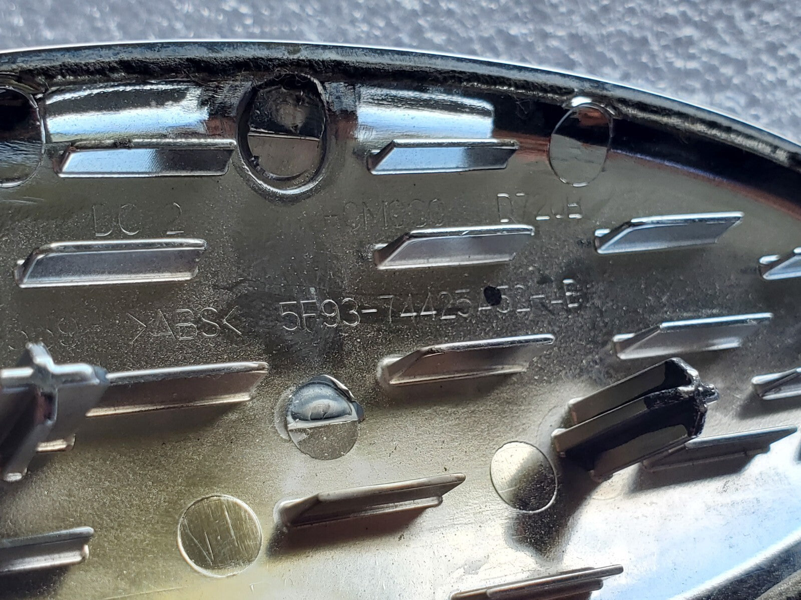06-2009 Ford 500 TAURUS 09-11 FOCUS 08-12 ESCAPE 07-11 FREESTYLE REAR Emblem 2L9