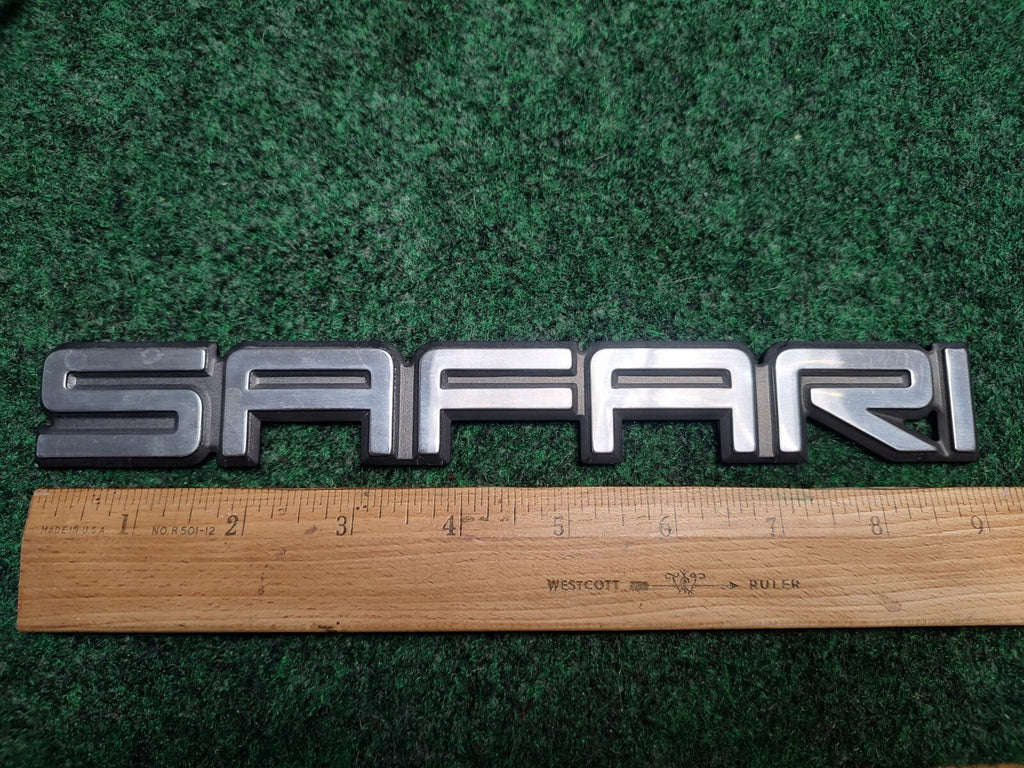 1985-2005 GMC SAFARI REAR TAIL GATE LID EMBLEM LOGO BADGE SYMBOL OEM USED 1S1