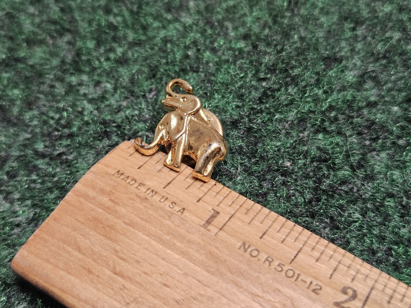 Elephants Lapel Pin Small Size Gold Color Metal