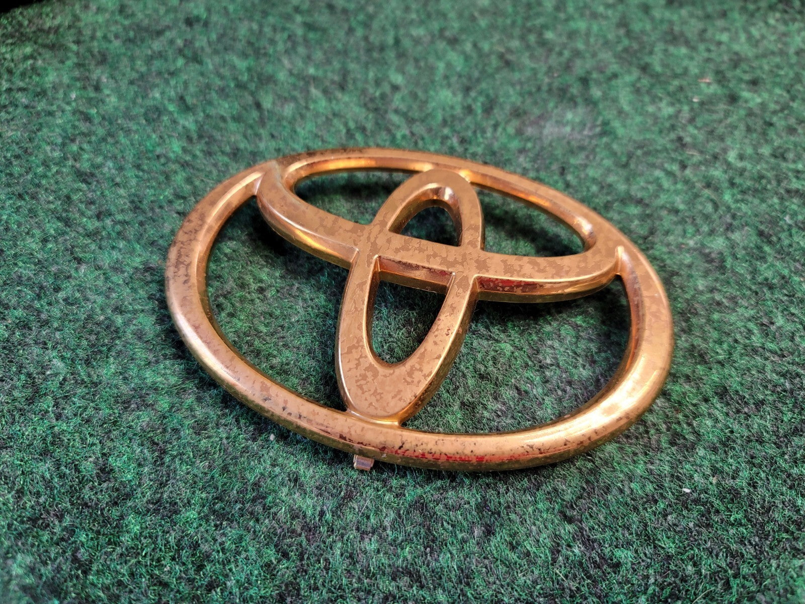 TOYOTA MATRIX GRILLE EMBLEM 75311-AA030 OEM Gold 1M9