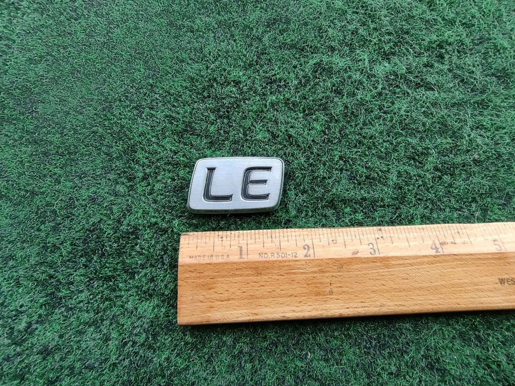1997 - 2001 Toyota Camry LE Rear Deck Trunk Lid Emblem 75443-33080 5S2