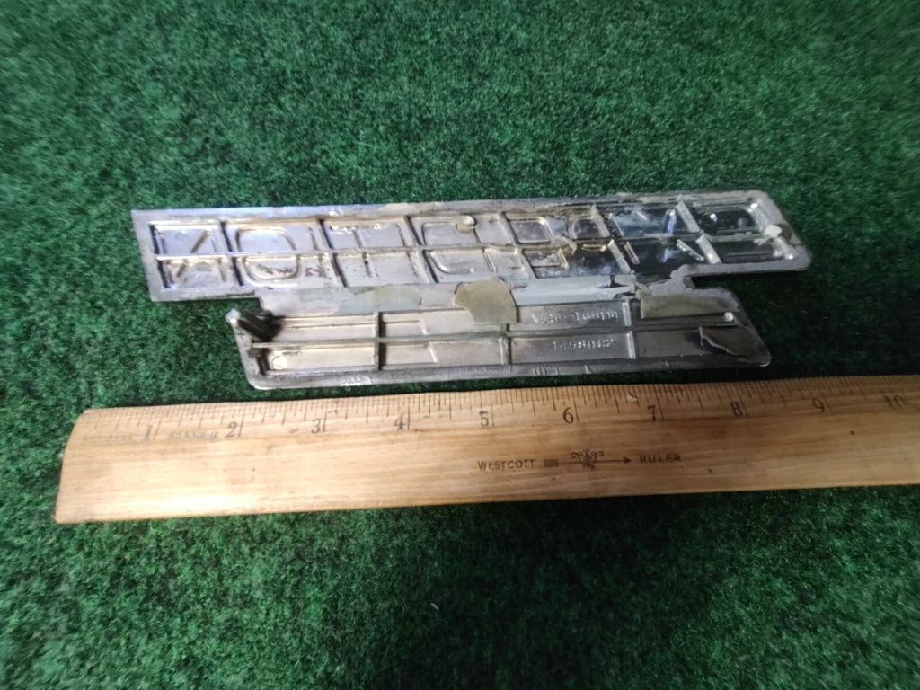 97 98 99 2000 2001 2002 Ford Expedition XLT Triton V8 Emblem XL14-16B114-AA 8L2