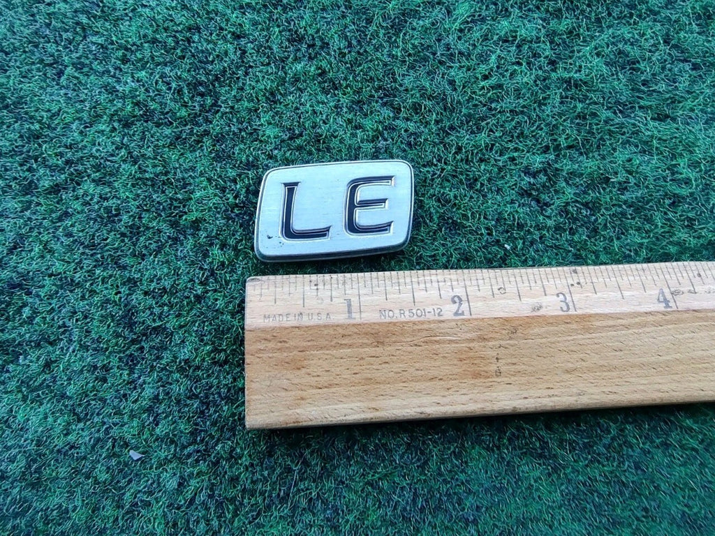 1997-2001 Toyota Camry LE Rear Trunk Lid Emblem Silver OEM 75443-33080 10L4