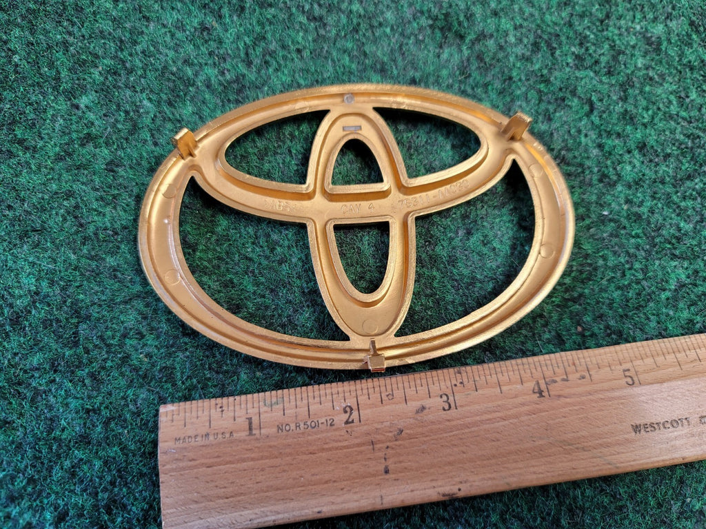 TOYOTA MATRIX GRILLE EMBLEM 75311-AA030 OEM Gold 1M9