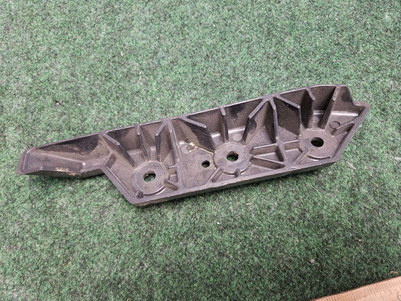 2013-2016 Ford Fusion Left Front Bumper Reinforcement Bracket DS7Z-17C947 6M8
