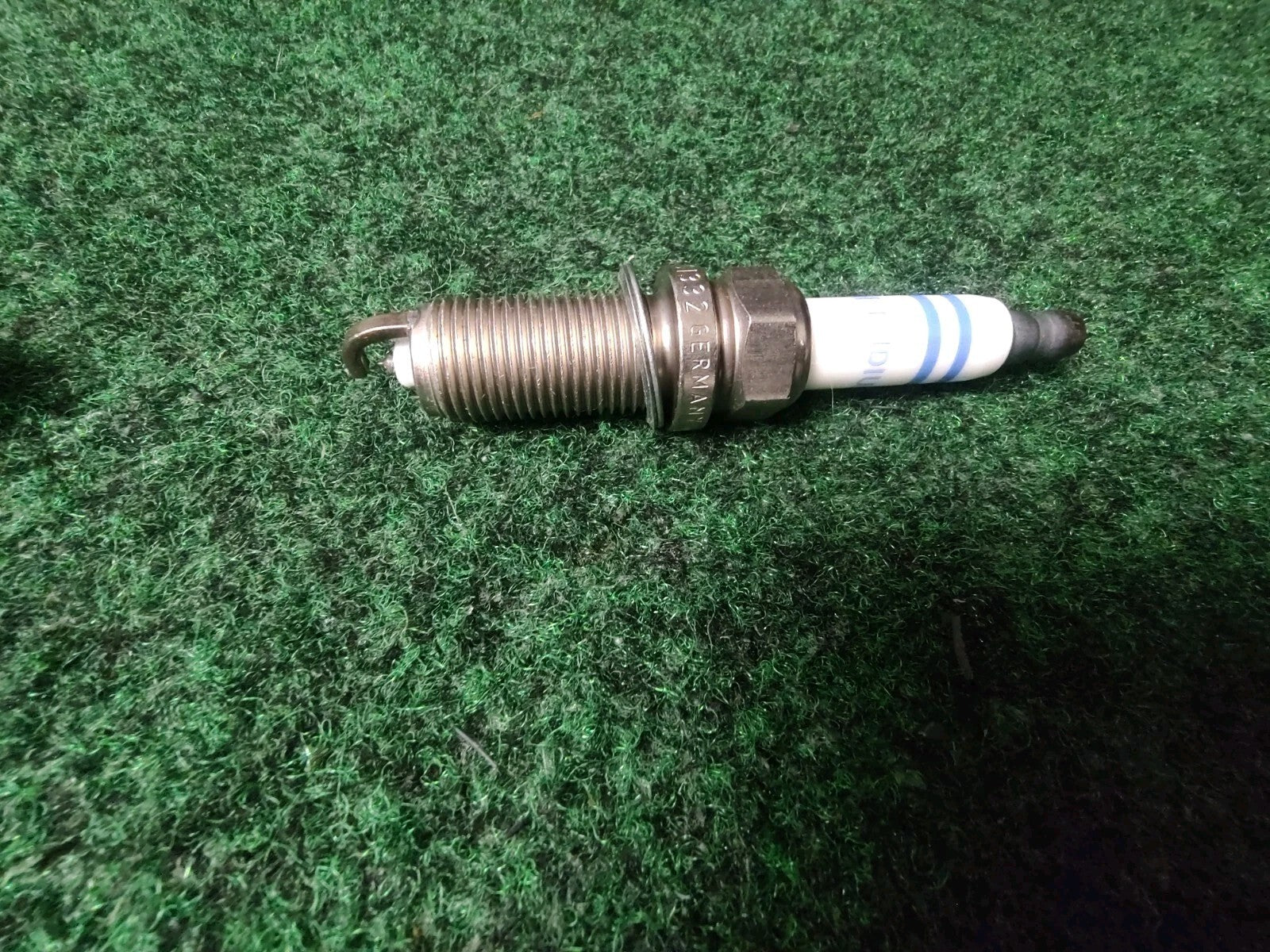 GENUINE BOSCH OEM Yttrium Spark Plug For 2009-2013 Jeep Grand Cherokee 79090 4L7