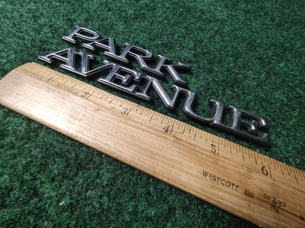 BUICK PARK AVENUE SIDE EMBLEM LOGO BADGE SYMBOL NAME PLATE BADGE USED 1S2
