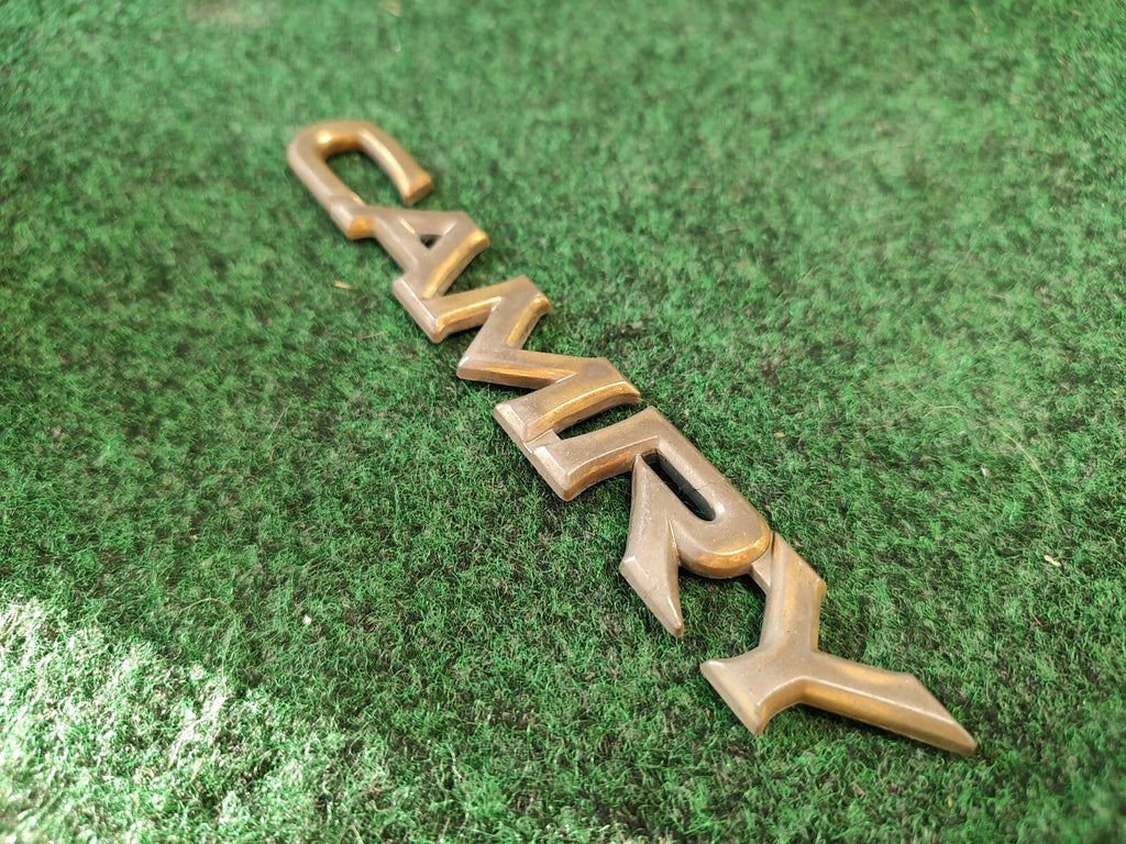 97 98 99 00 01 TOYOTA CAMRY GOLD REAR TRUNK EMBLEM ORNAMENT BADGE LOGO 1S1