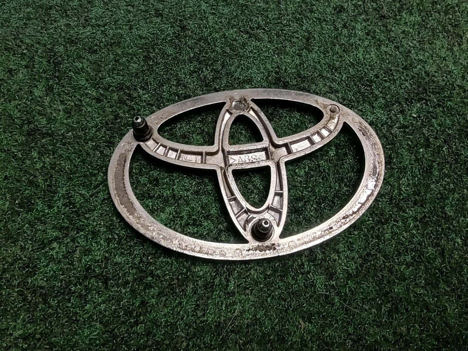 1997- 2001 Toyota Camry Rear Trunk Lid Emblem Logo 75441-33040 OEM 2S1
