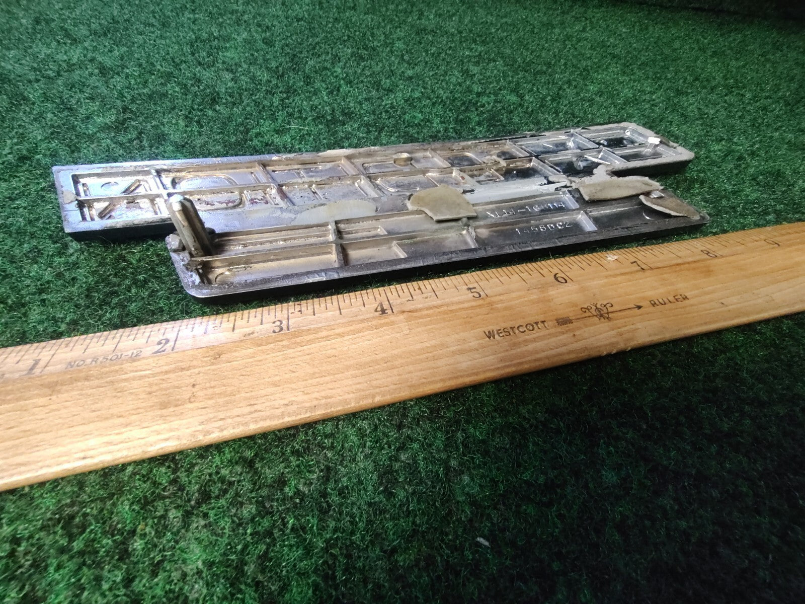 97 98 99 2000 2001 2002 Ford Expedition XLT Triton V8 Emblem XL14-16B114-AA 8L2