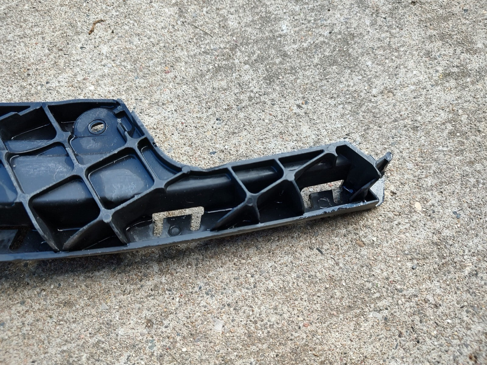14-16 JEEP GRAND CHEROKEE OEM DRIVER SIDE LH SIGNAL LIGHT BRACKET 6002TM0196 JT1