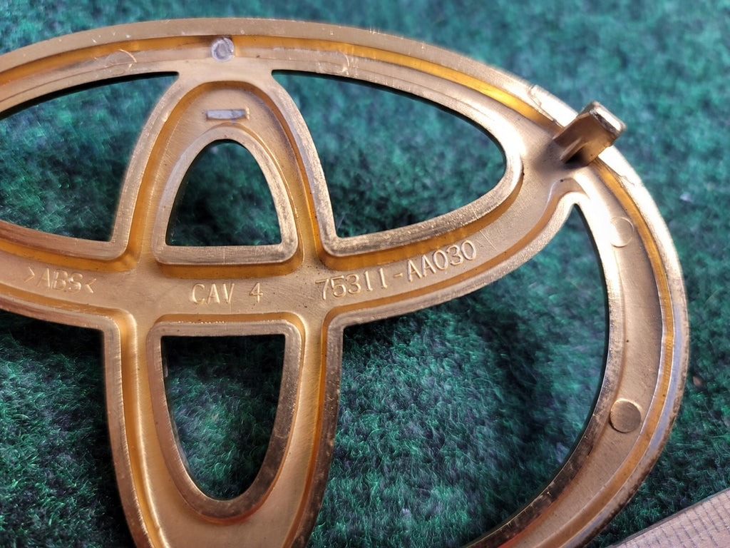 TOYOTA MATRIX GRILLE EMBLEM 75311-AA030 OEM Gold 1M9