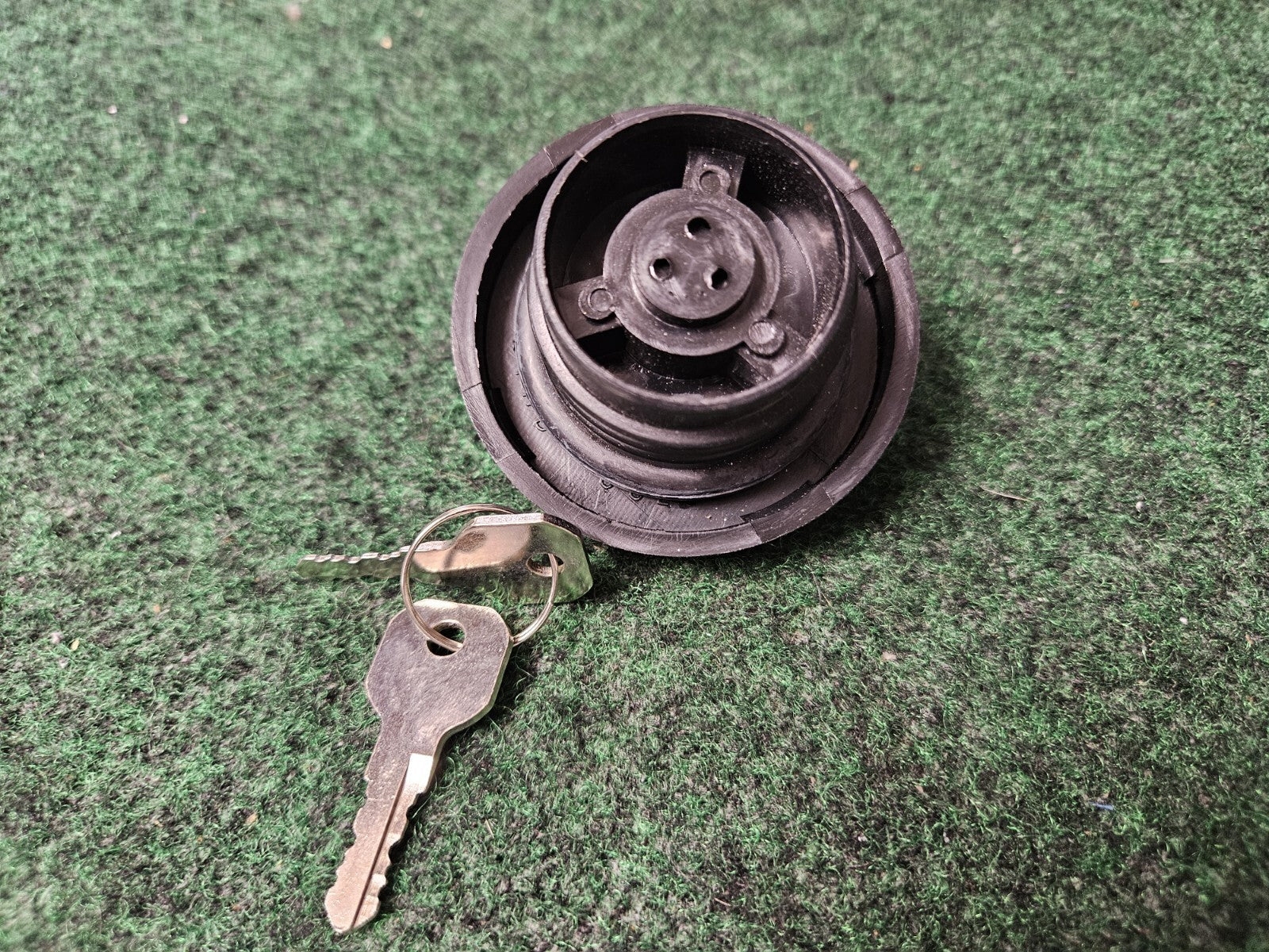 Novelty Gas Guard Fuel Cap Universal Locking With Keys 4L6
