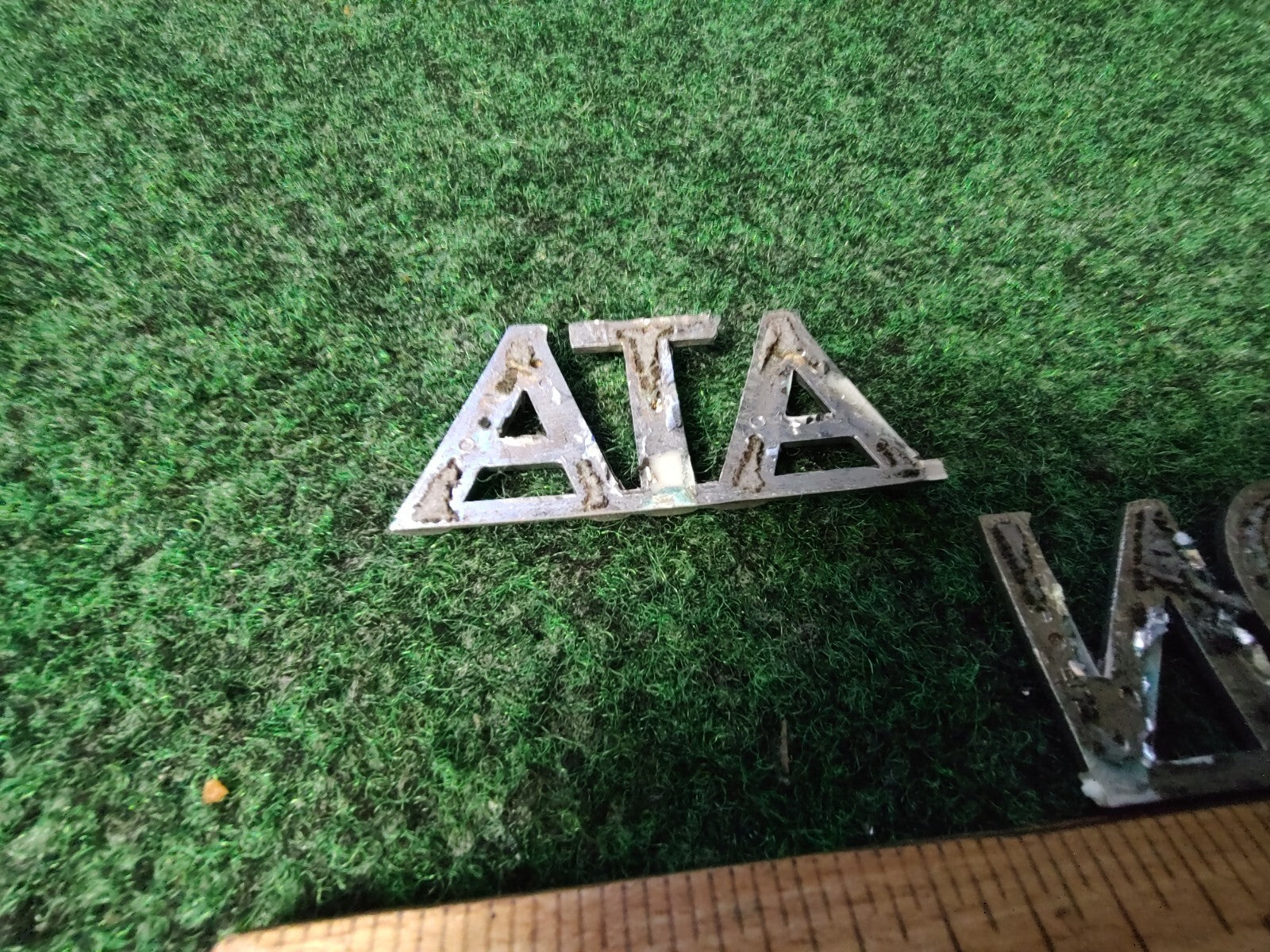 02 03 04 05 HYUNDAI SONATA REAR GATE CHROME EMBLEM LOGO DAMAGED NAME PLATE 4S4