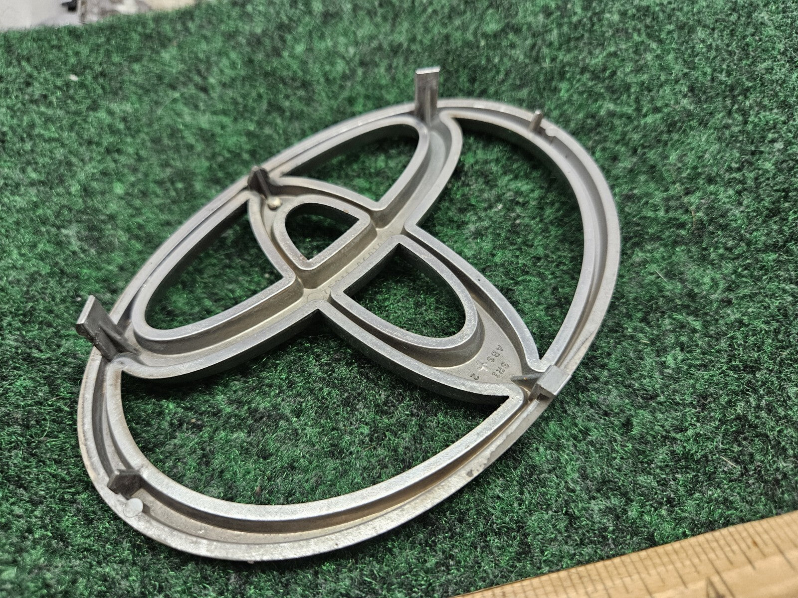 2001-04 Toyota Sequoia 2000-02 Tundra Front Grille Emblem Badge 75311-0C010 GL1