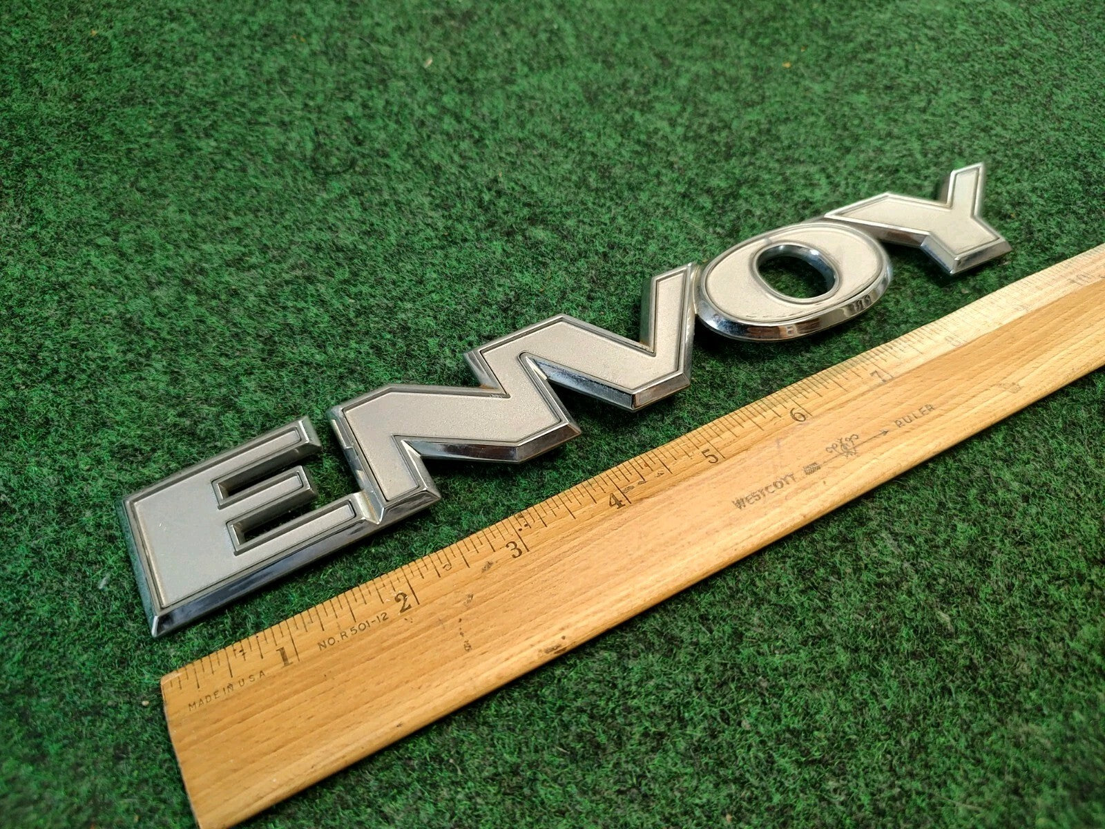 02 03 04 GMC ENVOY REAR LID TAIL GATE SIDE DOOR EMBLEM LOGO BADGE USED OEM 3M1