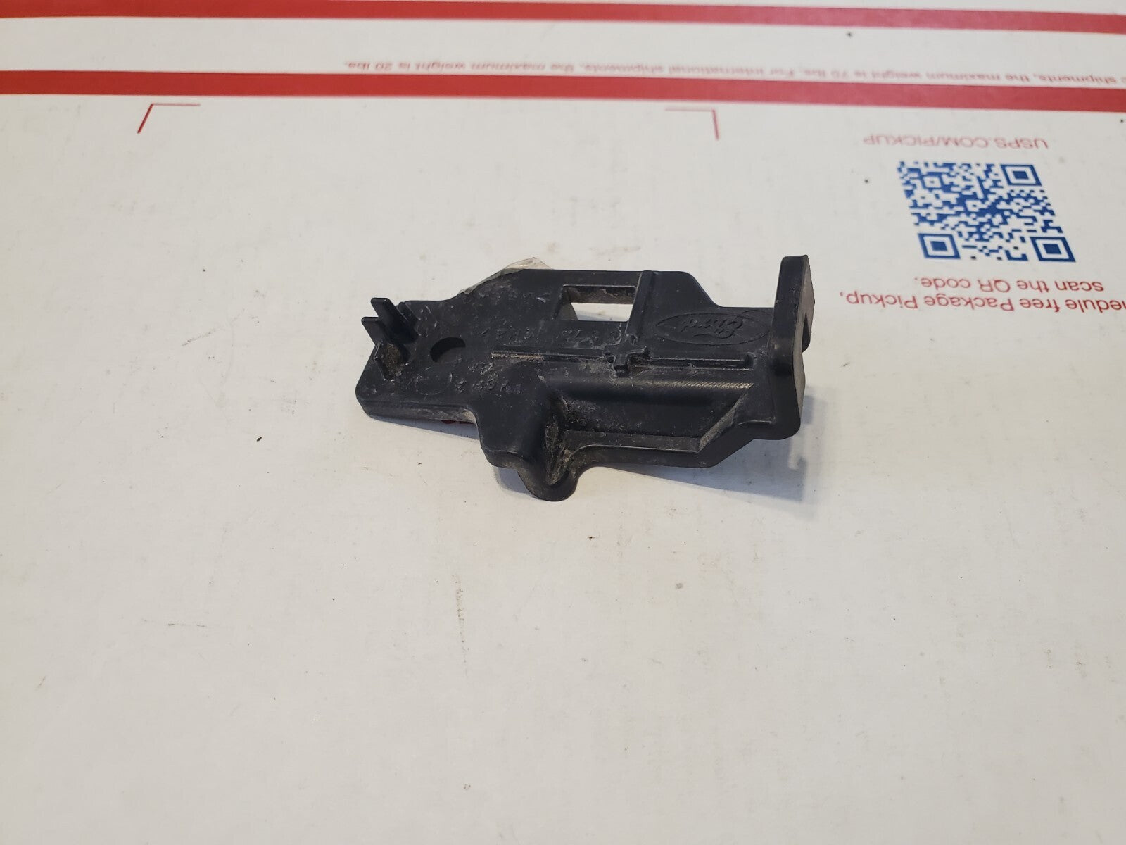 13-20 Ford Fusion Back up Camera Rear Bracket Support 3L9 Holds Camera In Place
