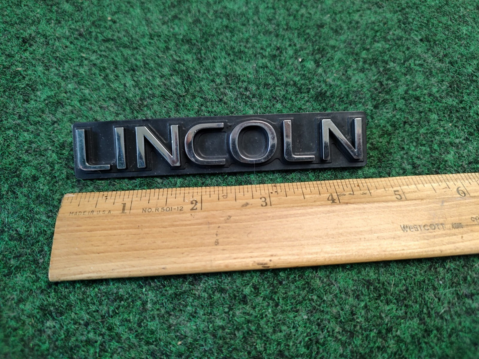 1995-1996-1997 Lincoln Town Car LINCOLN FRONT GRILLE EMBLEM F5VB-8B262-AA 2S8