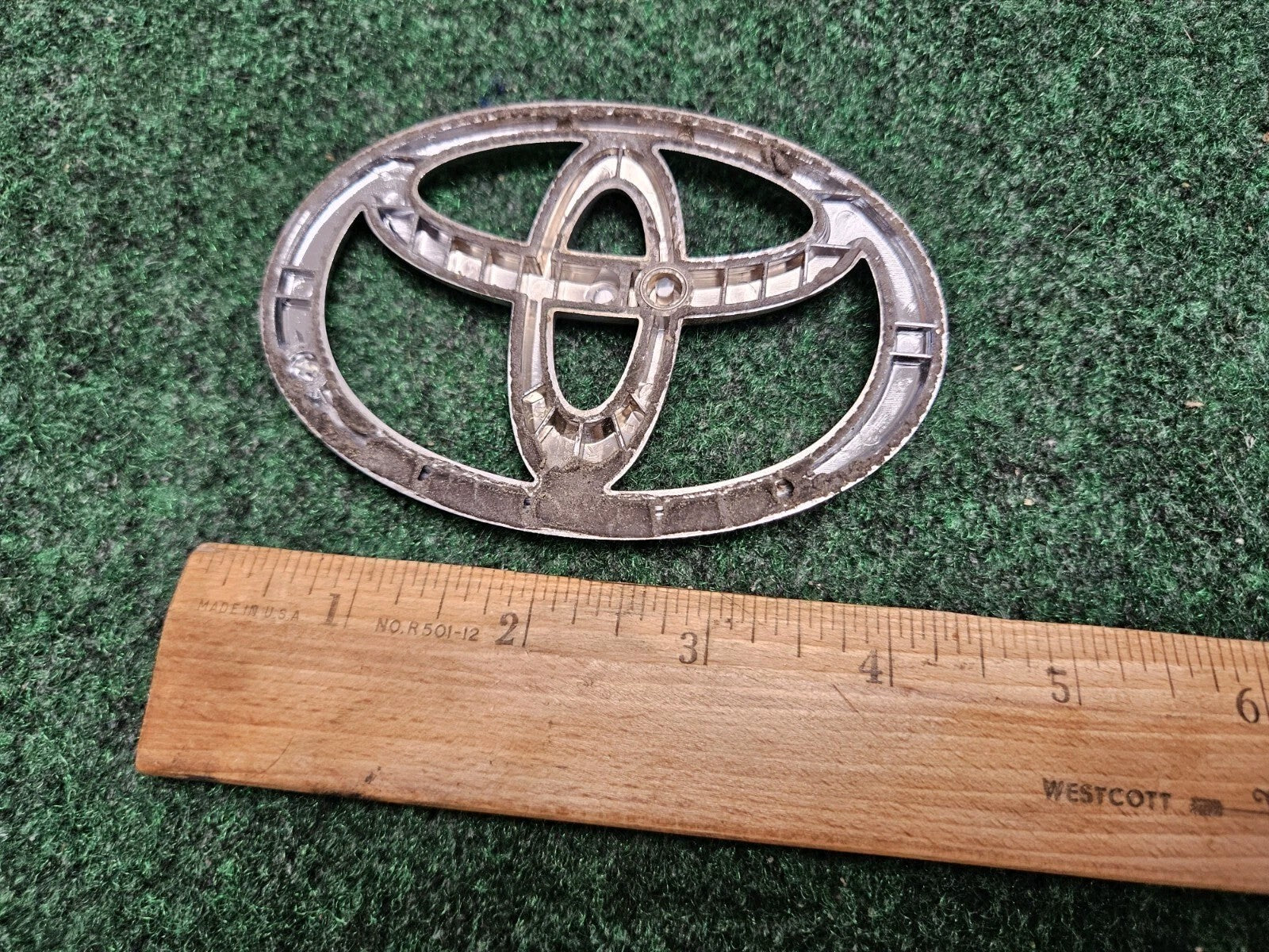 TOYOTA 2485 CHROME EMBLEM LOGO BADGE SYMBOL SIGN USED OEM 5M2