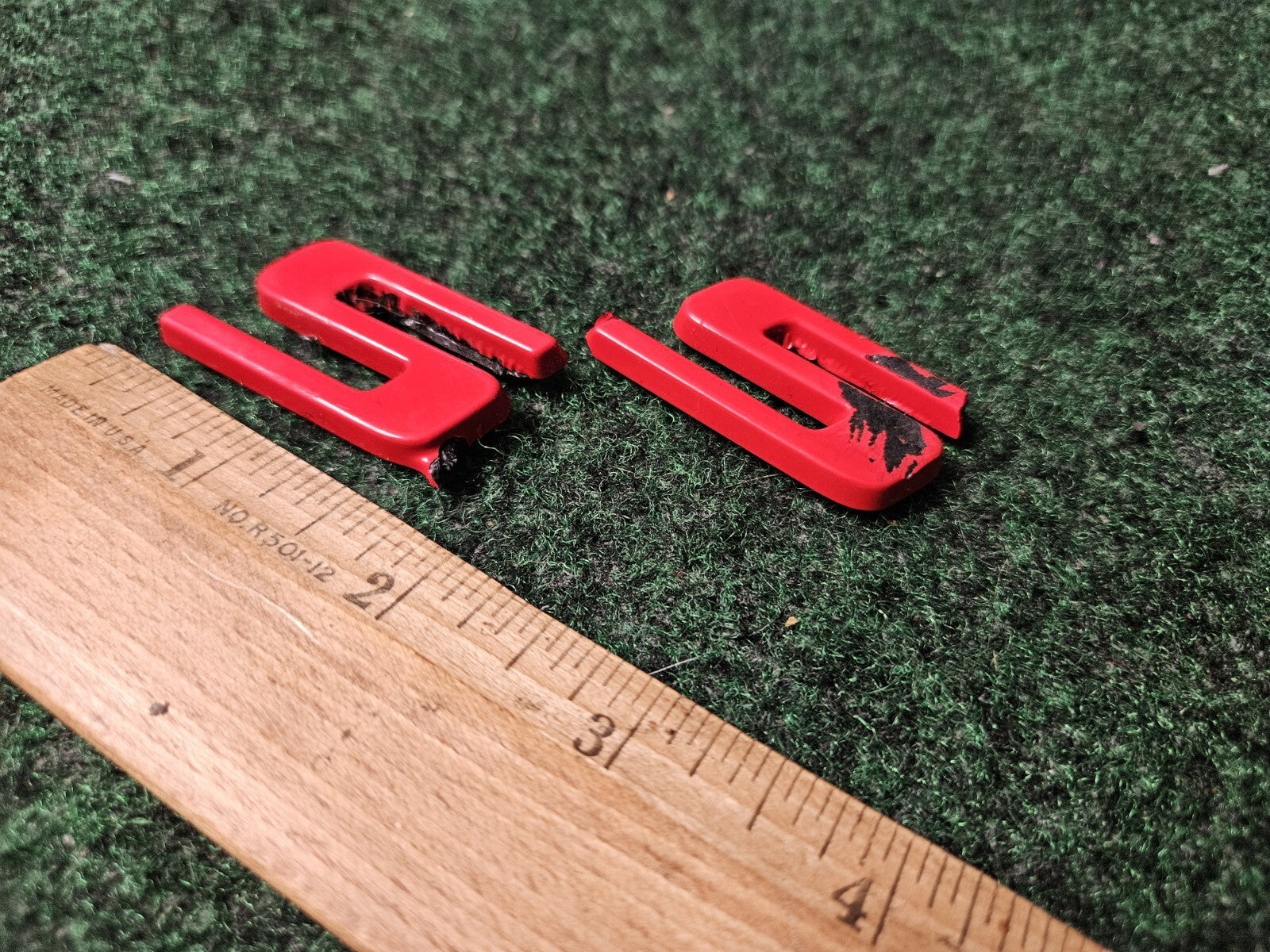 2000- 2005 CHEVROLET MONTE CARLO SS SIDE FENDER EMBLEM LOGO RED DAMAGED 4M6