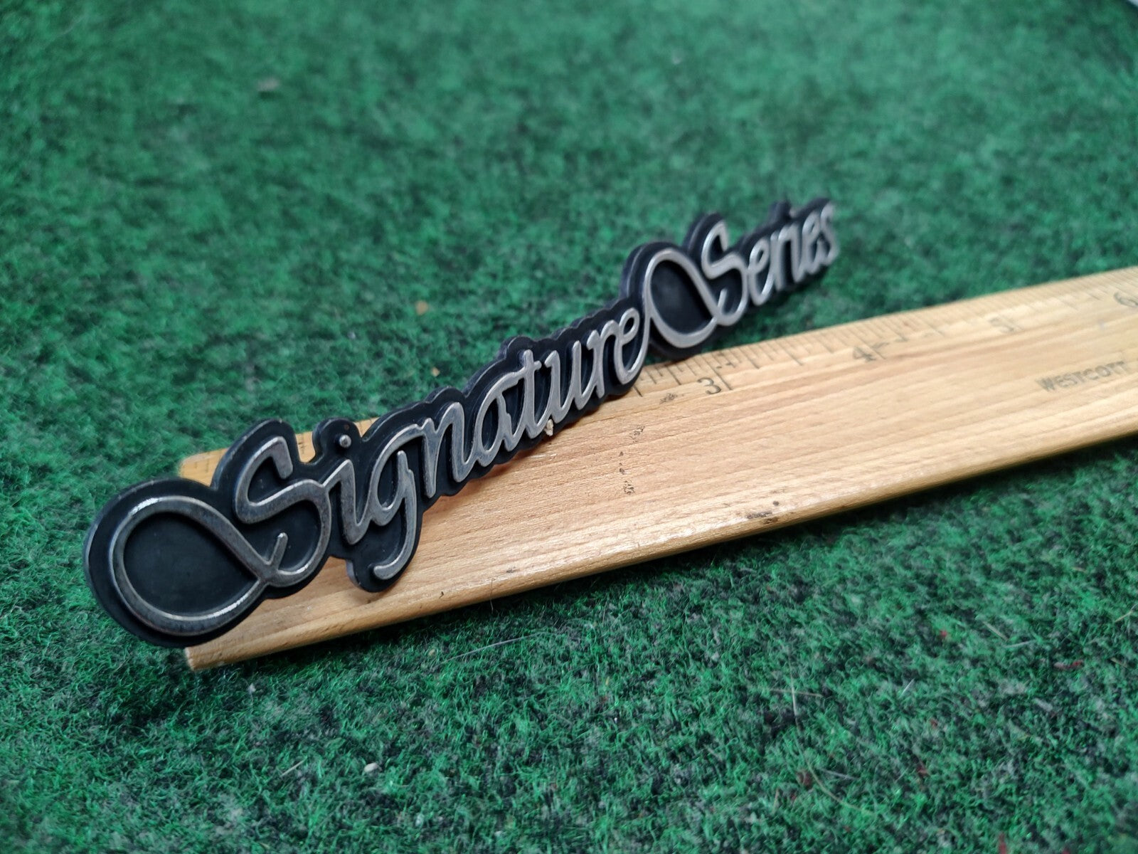 98 99 00 01 02 LINCOLN TOWN CAR SIGNATURE SERIES SIDE EMBLEM LOGO BADGE 4S2