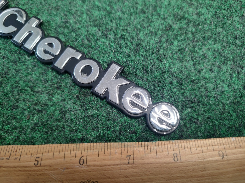 1993-1998 Jeep Grand Cherokee Fender Emblem Badge Logo Symbol Name Plate 1S8