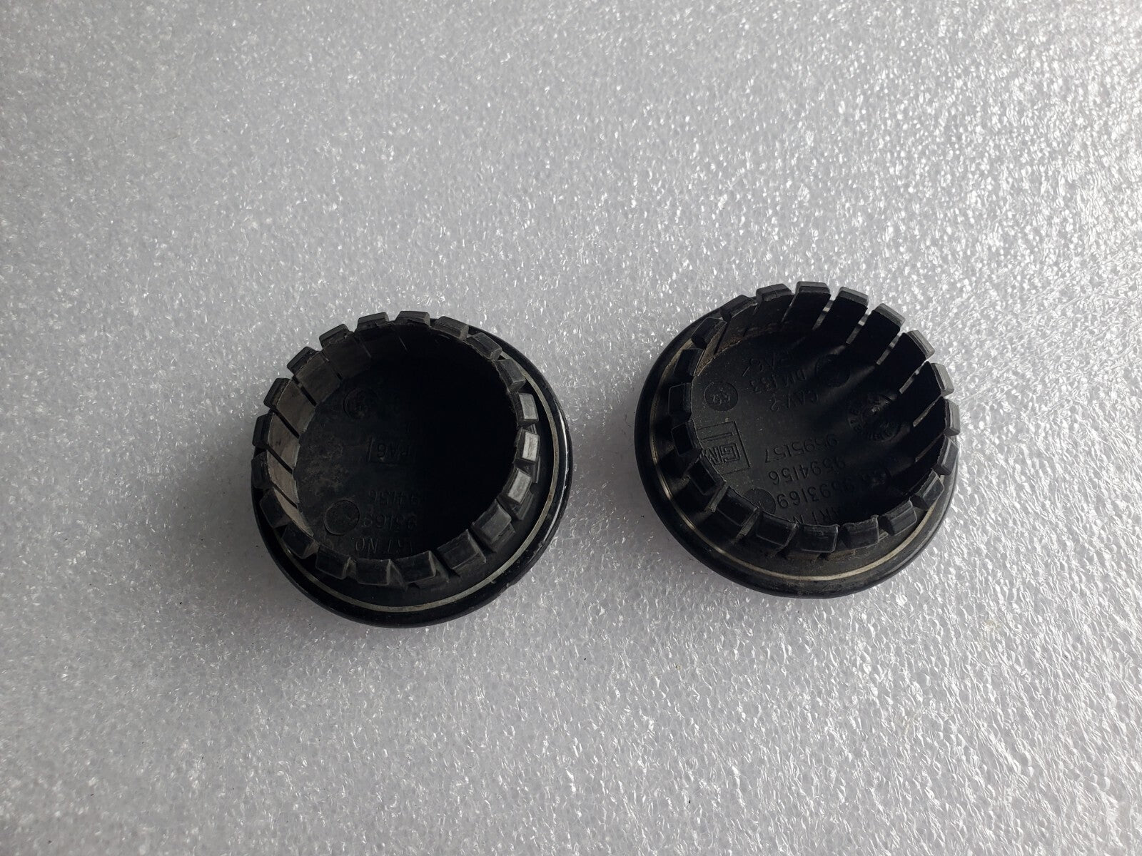 (2) OEM ORIGINAL 2003-2008 PONTIAC VIBE CENTER CAPS P/N 9593169 / 9594156 VNT