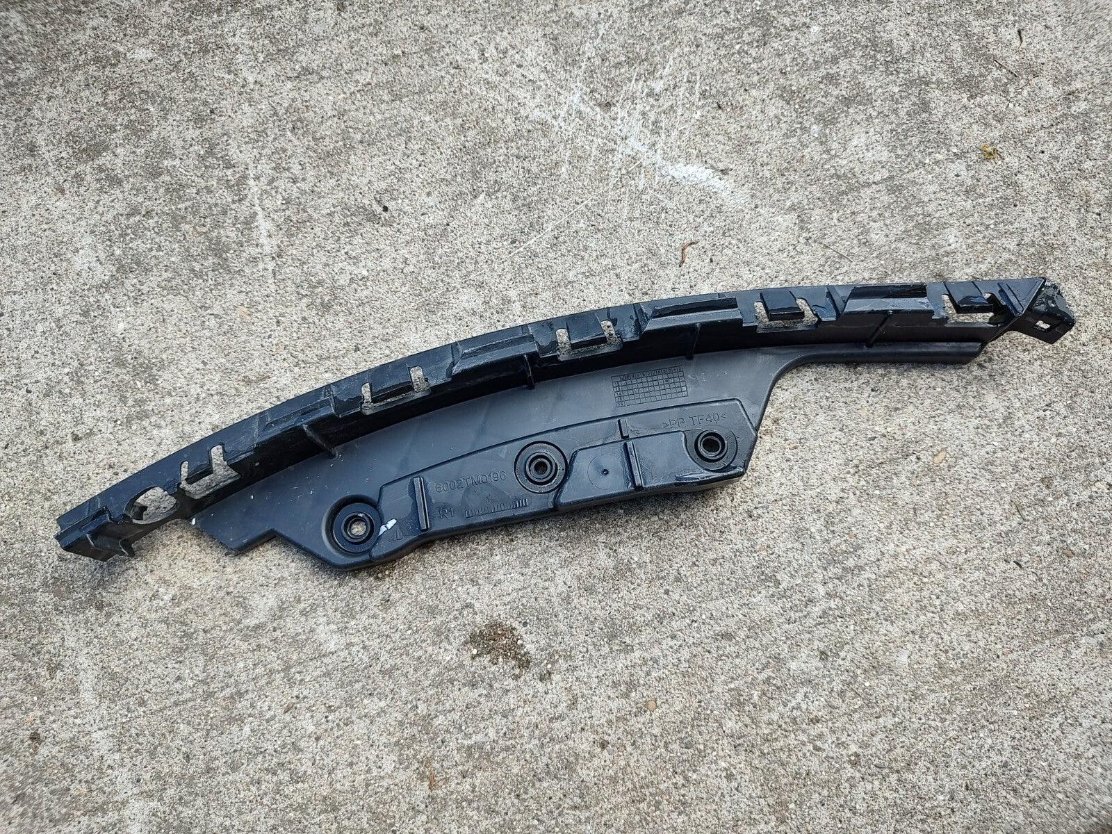 14-16 JEEP GRAND CHEROKEE OEM DRIVER SIDE LH SIGNAL LIGHT BRACKET 6002TM0196 JT1