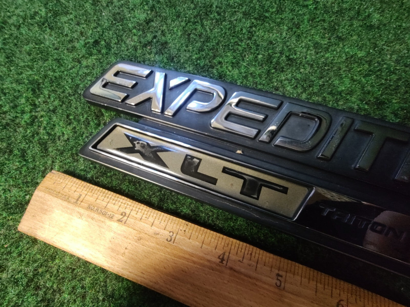 97 98 99 2000 2001 2002 Ford Expedition XLT Triton V8 Emblem XL14-16B114-AA 8L2