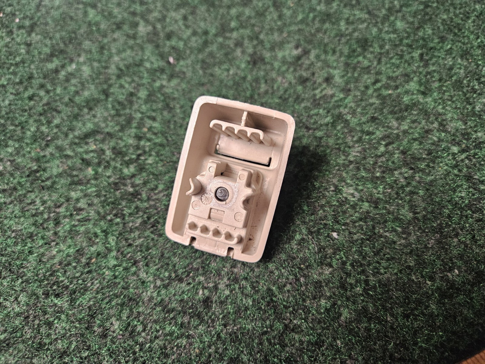2006-2012 Land Rover Range Rover Sport Beige Sun Visor Clip Retainer OEM 4S7