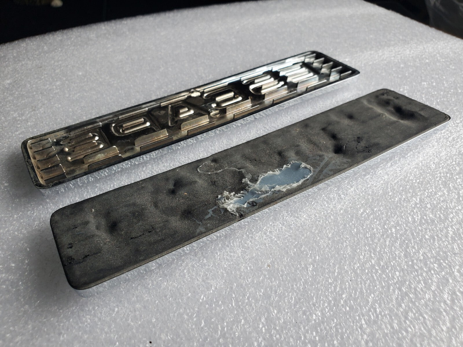 (2)08 09 10 11 12 FORD ESCAPE LIMITED REAR GATE CHROME EMBLEM LOGO BADGE OEM 2L3