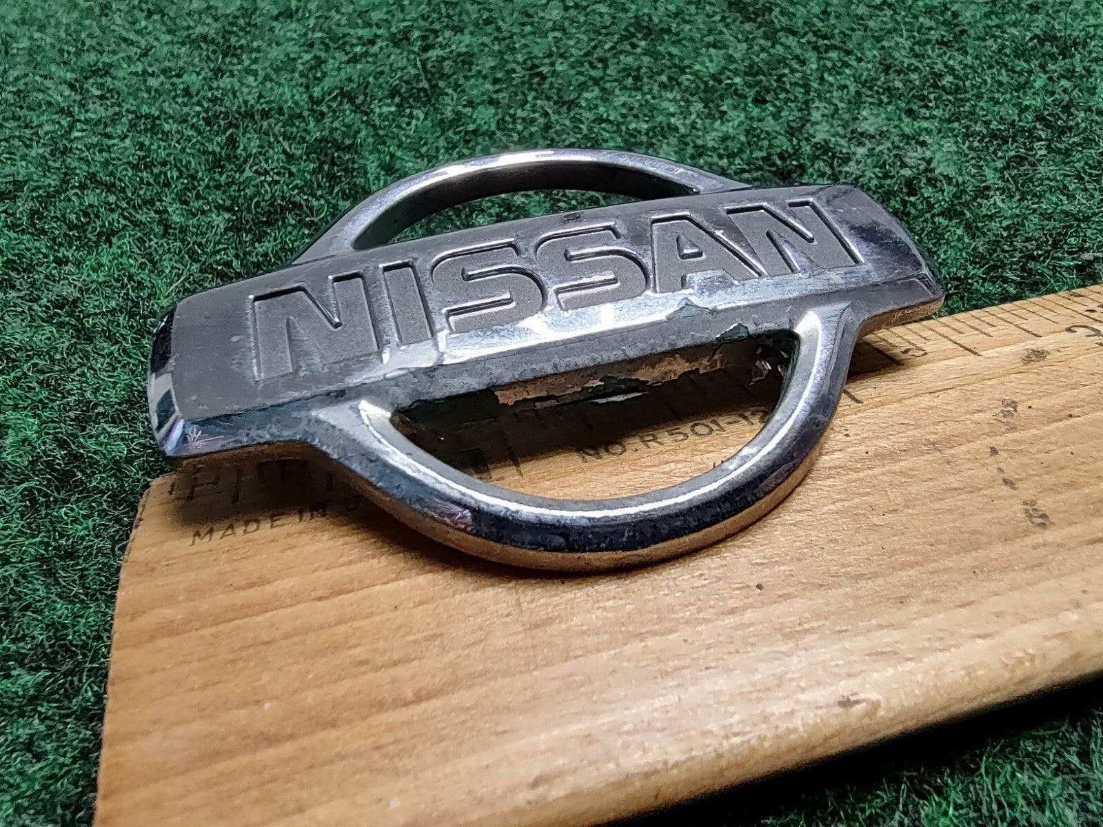 1988-02 Nissan Pathfinder Rear "Nissan" Emblem Badge Name Plate 90891-2W100 1S1