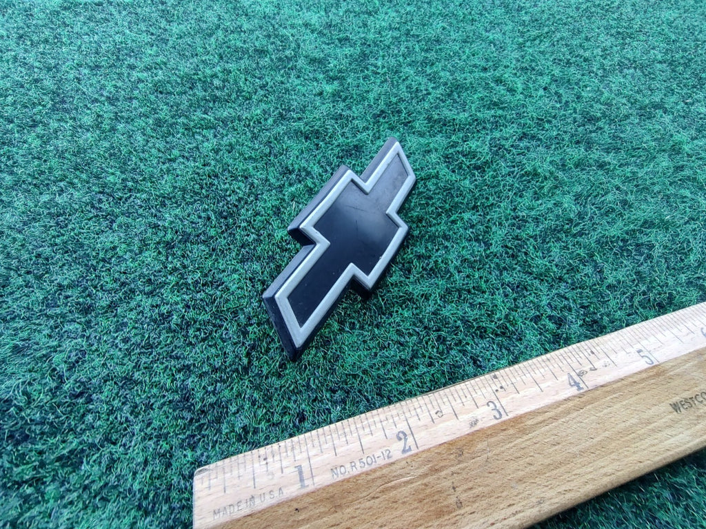1992-1994 CHEVROLET CAVALIER LOGO BADGE SIGN SYMBOL EMBLEM Nameplate 10L4