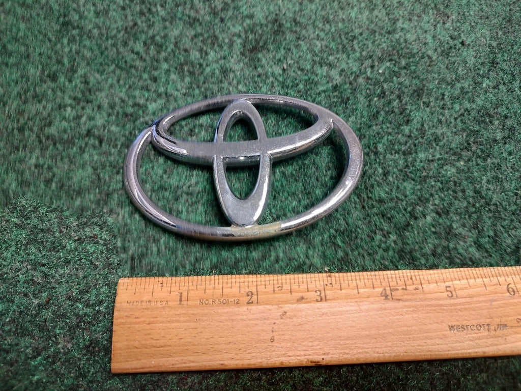 1997- 2001 Toyota Camry Rear Trunk Lid Emblem Logo 75441-33040 OEM 2S1