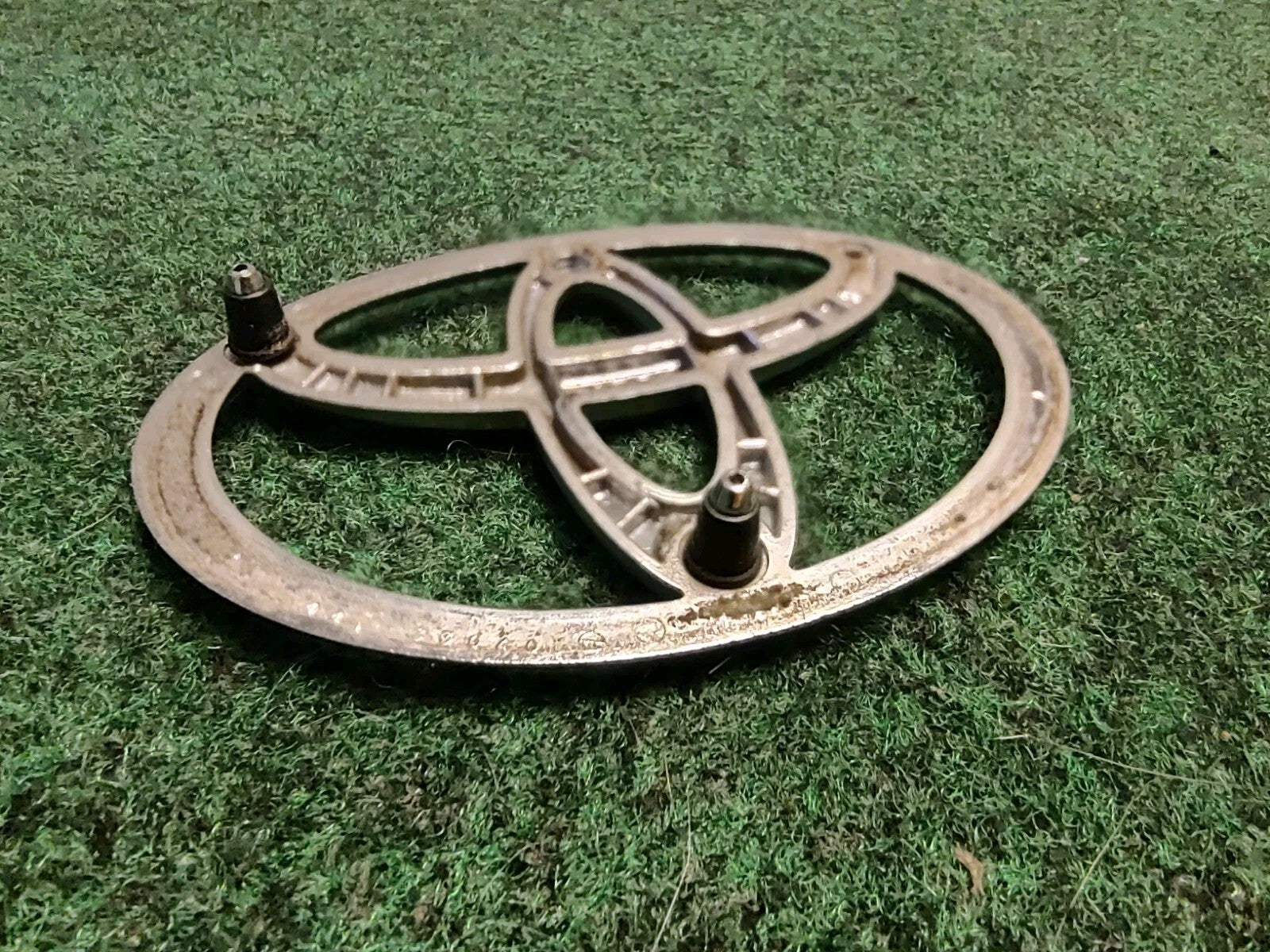 1997- 2001 Toyota Camry Rear Trunk Lid Emblem Logo 75441-33040 OEM 2S1