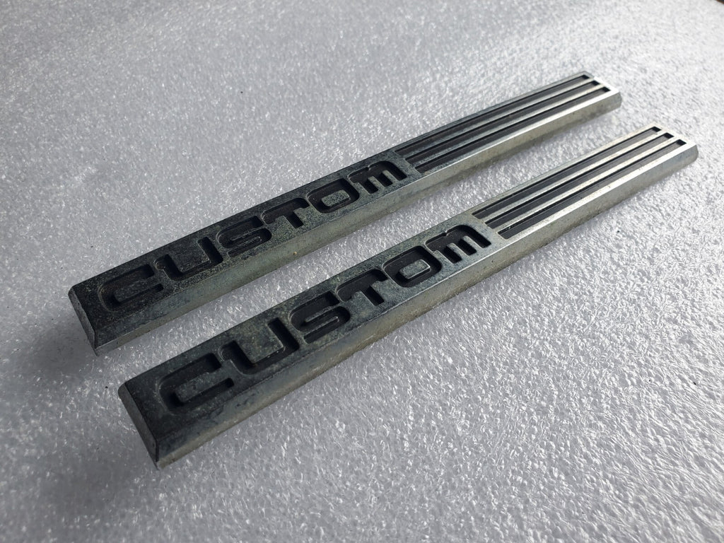 (2) 87-91 FORD CUSTOM FENDER EMBLEM LOGO TRUCK E7TB-16188-LA NAMEPLATE DECAL VNT