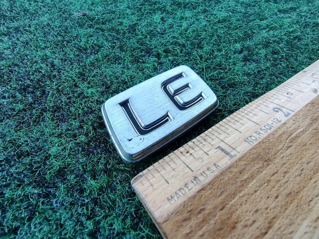 1997-2001 Toyota Camry LE Rear Trunk Lid Emblem Silver OEM 75443-33080 10L4