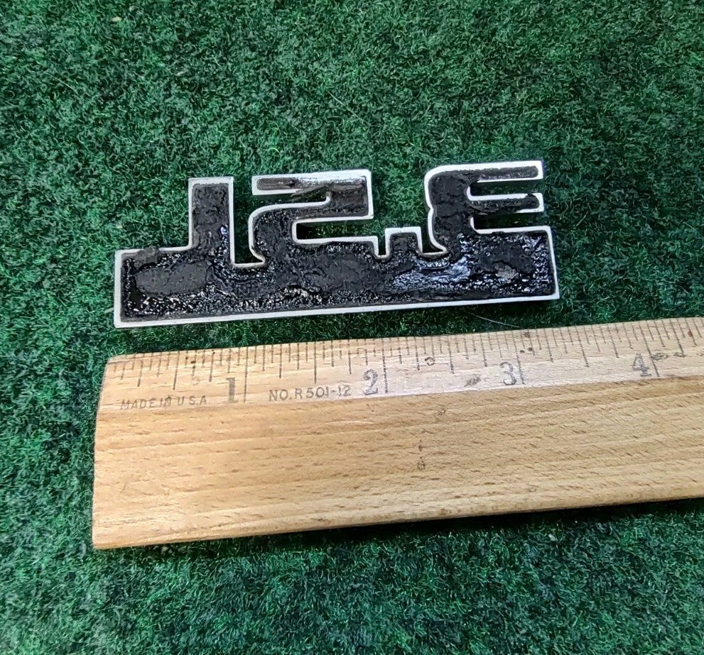 Dodge Charger Magnum 3.5L HIGH OUTPUT Nameplate Emblem 04806330AA 9L3