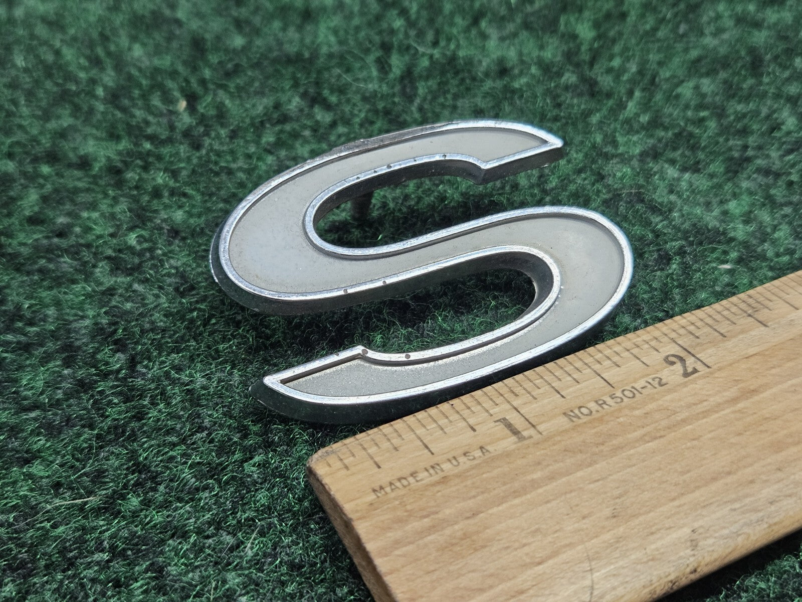 1968 -72 Chevrolet Chevy Impala SS Emblem Badge Name Plate 3949238 "S" Metal 7S9