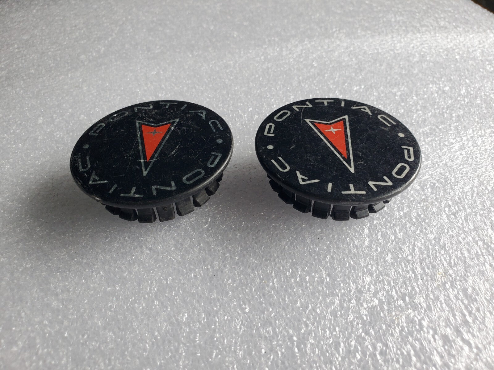 (2) OEM ORIGINAL 2003-2008 PONTIAC VIBE CENTER CAPS P/N 9593169 / 9594156 VNT