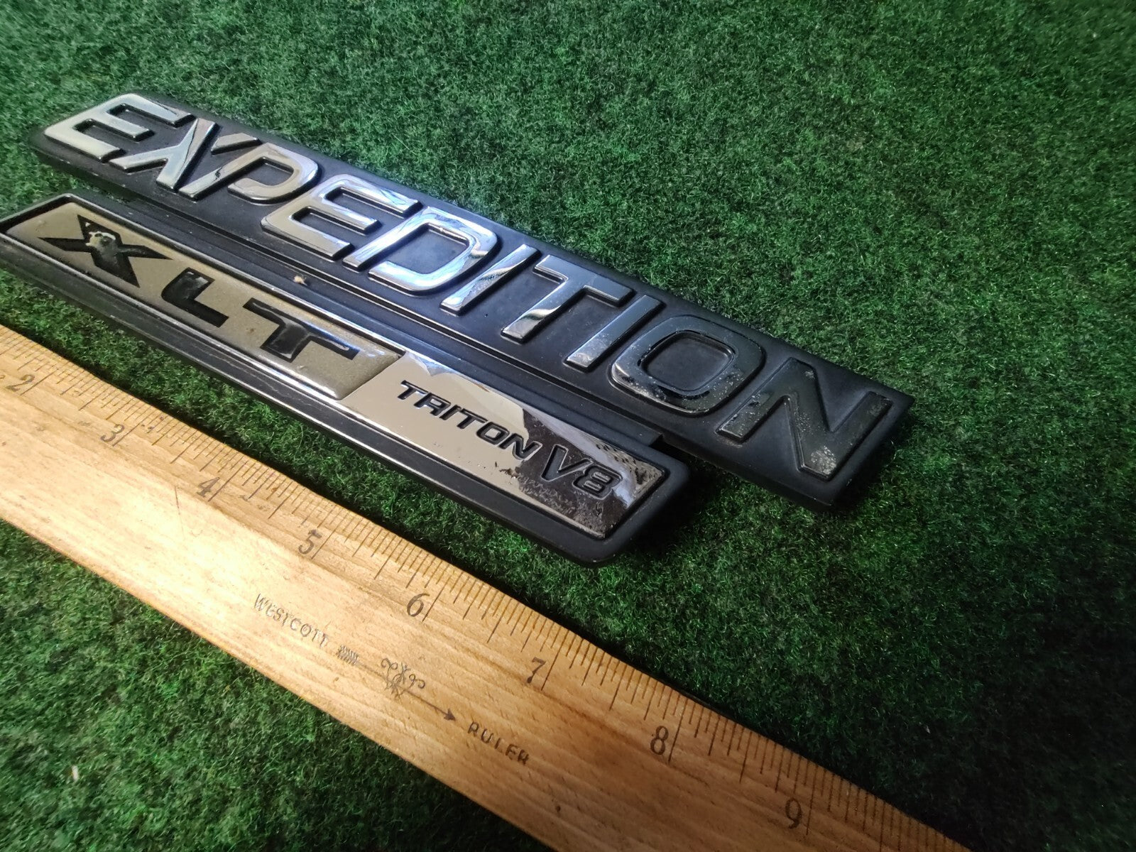 97 98 99 2000 2001 2002 Ford Expedition XLT Triton V8 Emblem XL14-16B114-AA 8L2