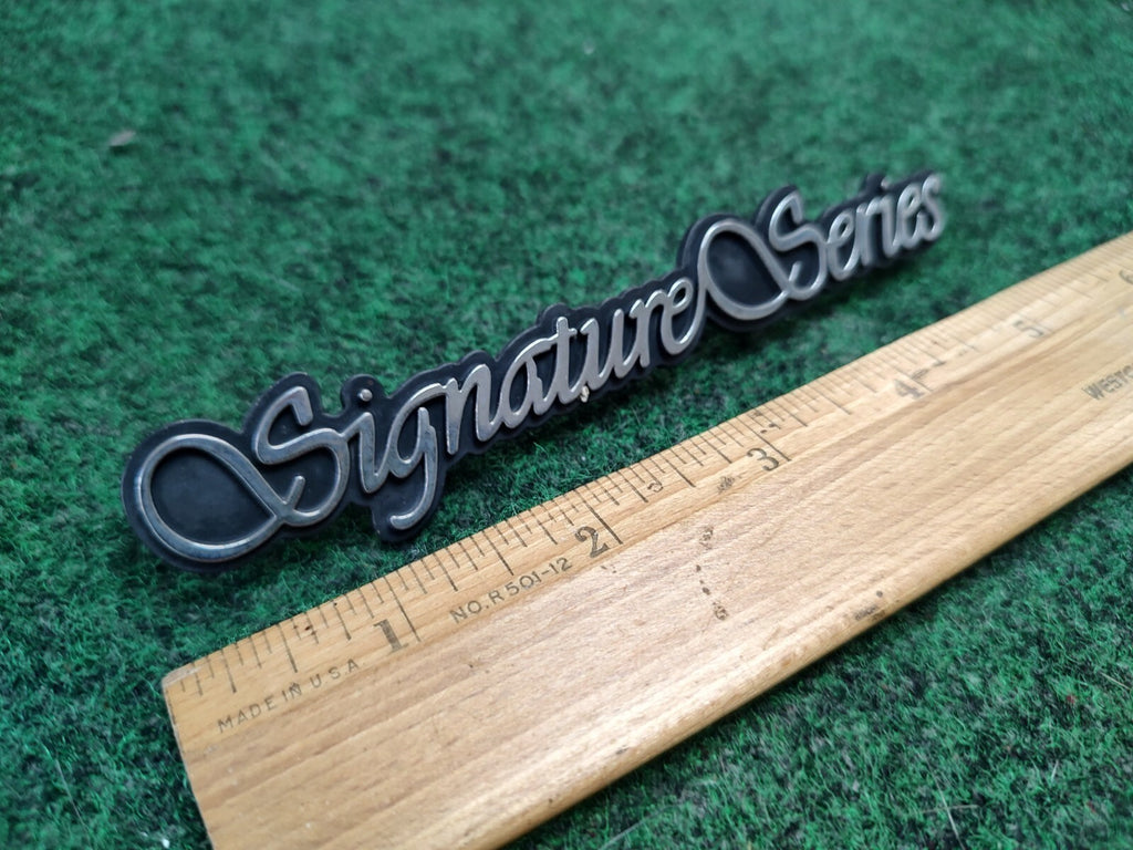 98 99 00 01 02 LINCOLN TOWN CAR SIGNATURE SERIES SIDE EMBLEM LOGO BADGE 4S2