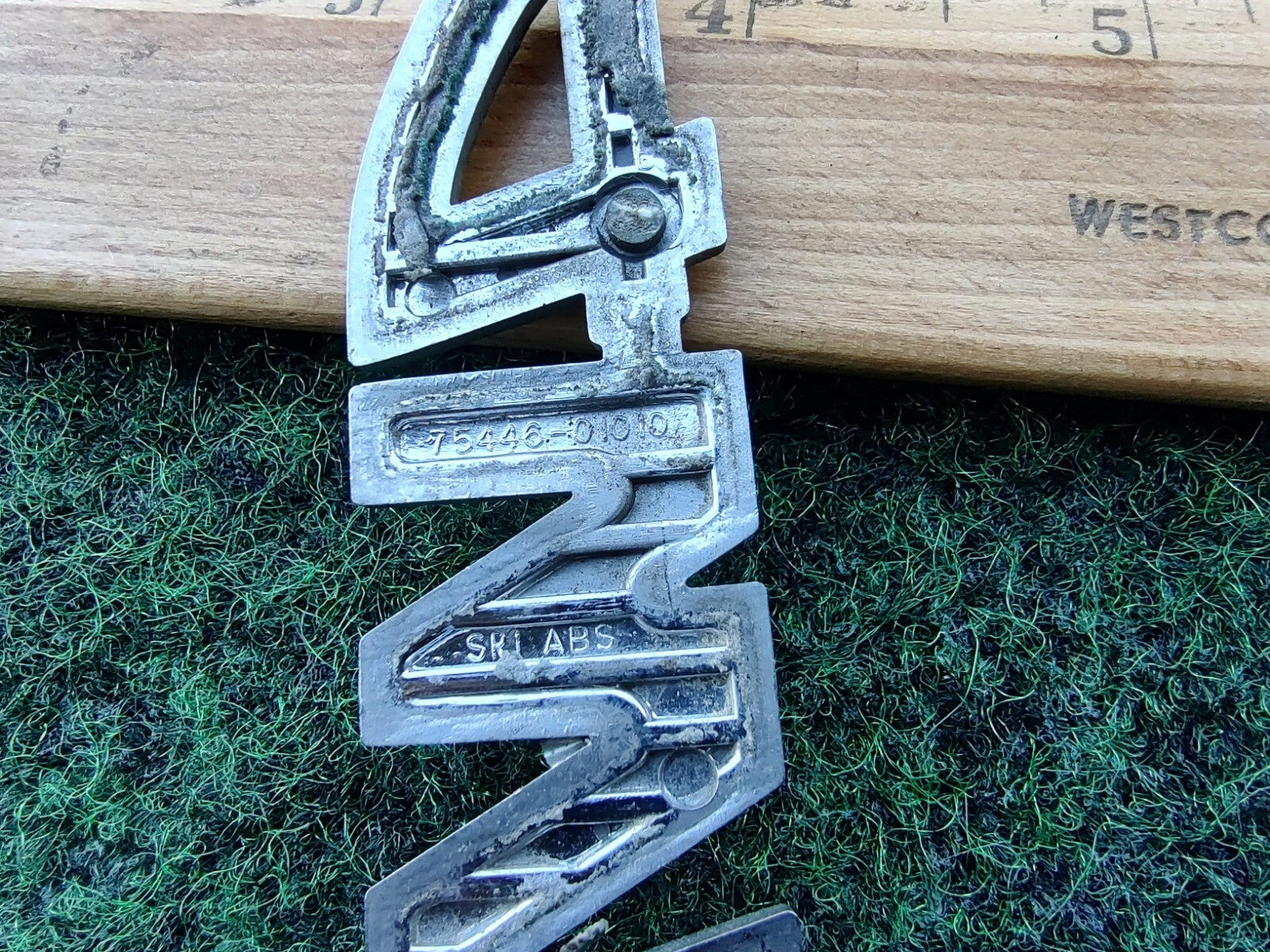 03 04 05 06 Toyota Matrix 4wd Liftgate Emblem Logo OEM 75446-01010 Trunk 10L4