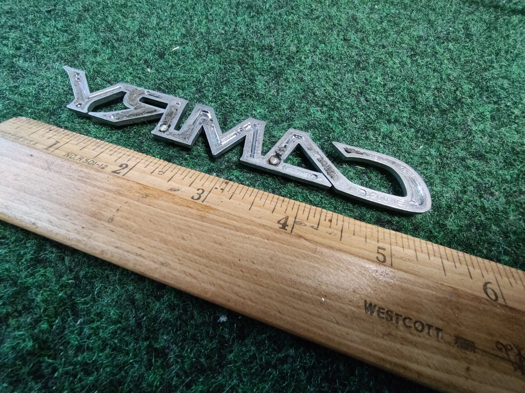 TOYOTA CAMRY REAR GATE LID GOLD EMBLEM LOGO BADGE SYMBOL OEM 8L4
