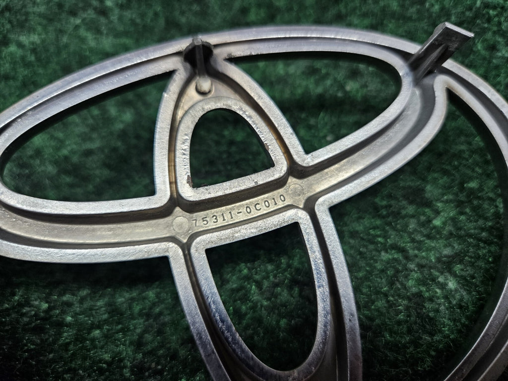 2001-04 Toyota Sequoia 2000-02 Tundra Front Grille Emblem Badge 75311-0C010 GL1