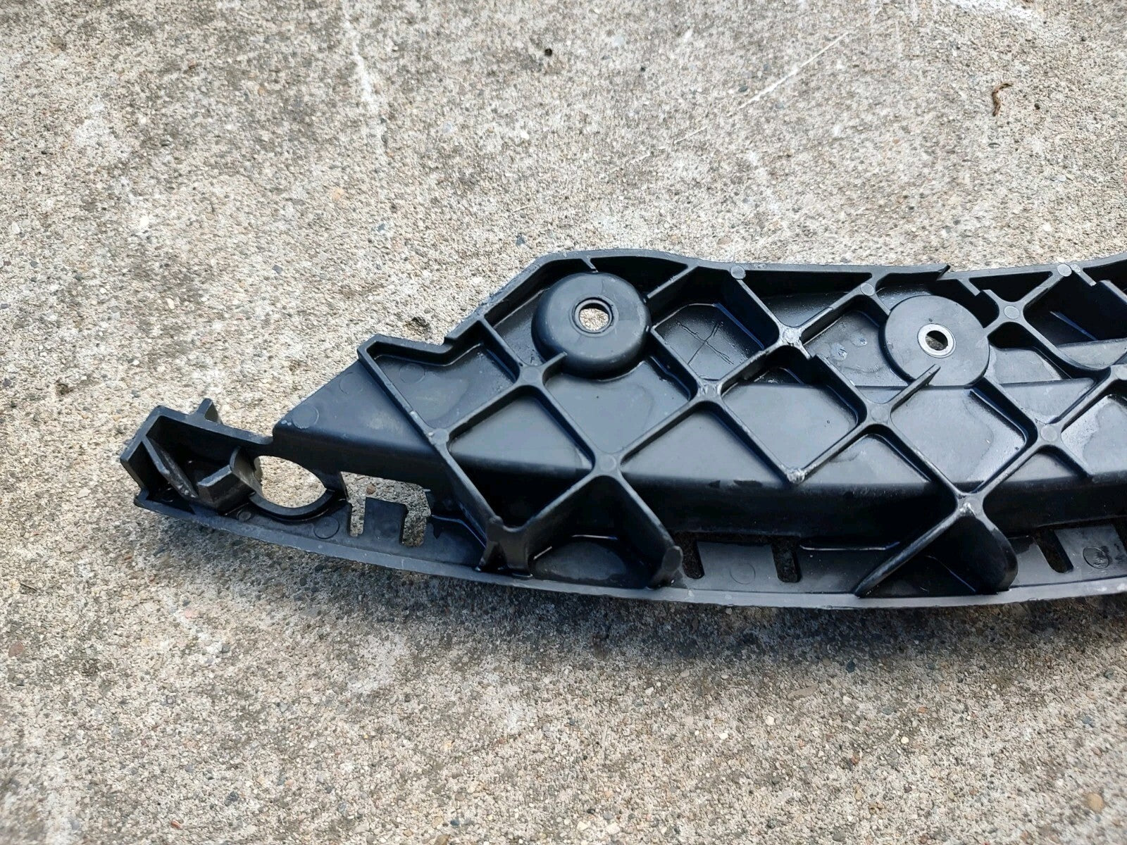 14-16 JEEP GRAND CHEROKEE OEM DRIVER SIDE LH SIGNAL LIGHT BRACKET 6002TM0196 JT1